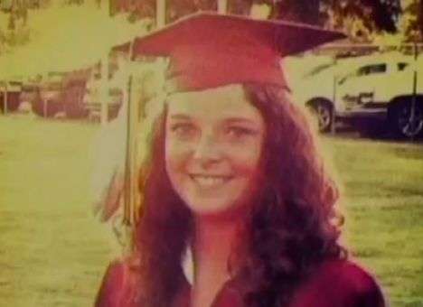 В США выпускницу лишили диплома из-за орлиного пера