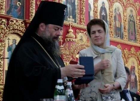 Луганские церковники наградили супругу Президента грамотой и орденом (ФОТО)