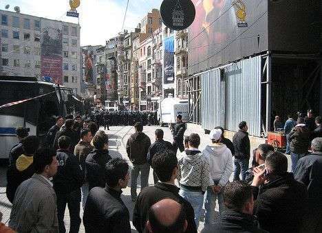 Полиция атаковала протестующих в Стамбуле