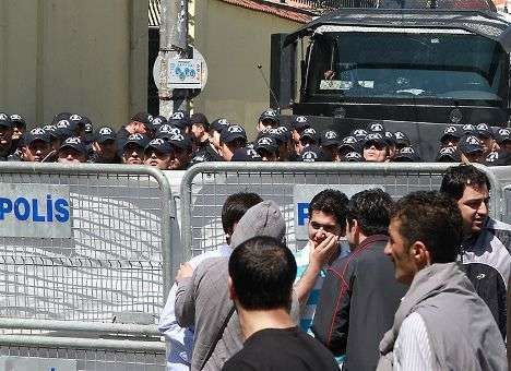 Полиция открыла огонь по демонстрантам в Стамбуле