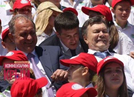 Крымским школьникам приготовили дневники, славящие реформы Президента