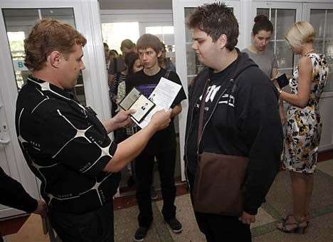 Госохрана «не пустила» 250 абитуриентов в вузы: нашла запрещенные средства связи