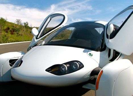 Представлен гибрид двухместного автомобиля и трицикла