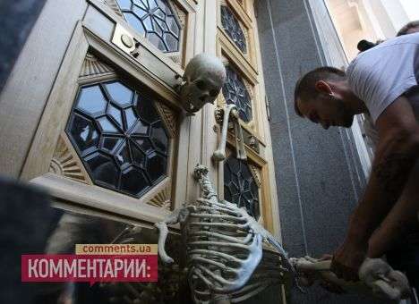 Противники закона о мирных собраниях принесли под ВР скелет нардепа