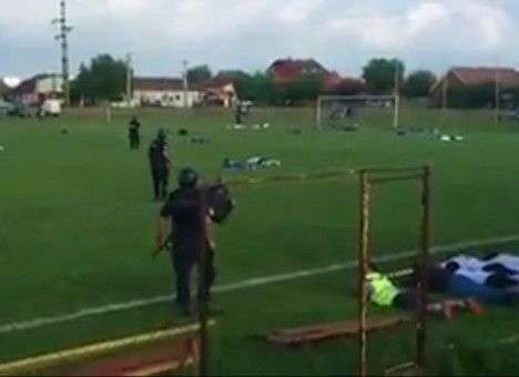 Спецназ прервал матч и бегал по полю (ВИДЕО)