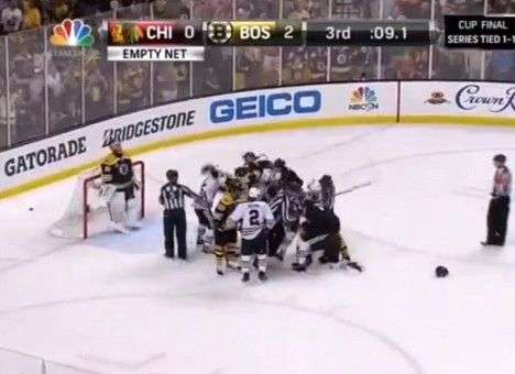 Бостон повёл в финальной серии НХЛ против Чикаго (ВИДЕО)