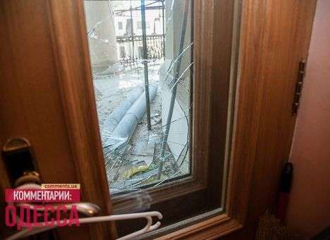 Одесскому мэру разбили стекло