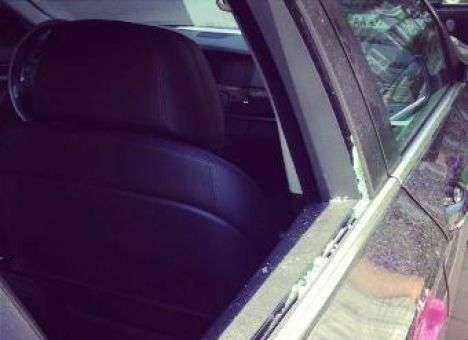 Неизвестные разбили авто киевского депутата (ФОТО)