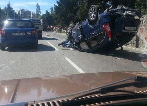 На ЮБК пассажирский автобус попал в тройное ДТП