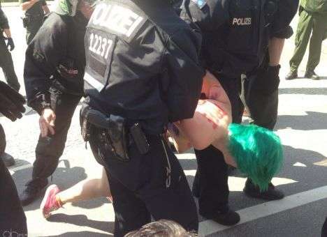 Голые FEMEN устроили засаду Обаме в Берлине (ВИДЕО)