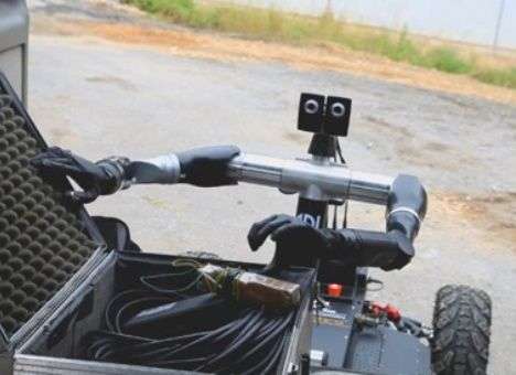 Робота-сапера оснастили протезами рук