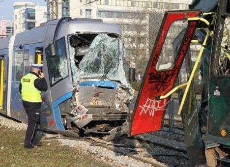 В Польше два трамвая столкнулись лоб в лоб, 25 пострадавших