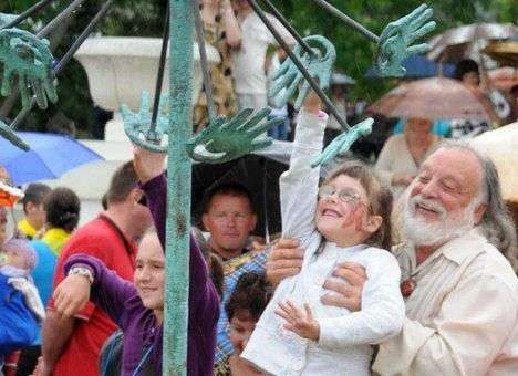 Символ Доброты в Севастополе не простоял и недели (ВИДЕО)