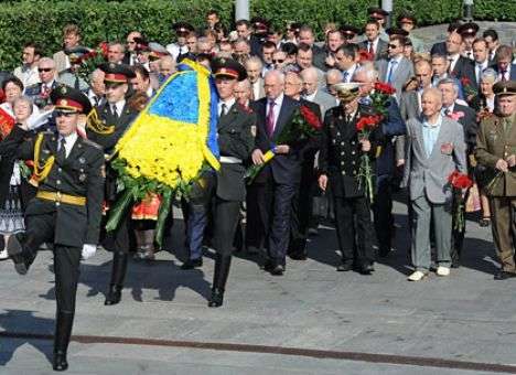 Азаров возлагал цветы с Рыбаком, но без Президента