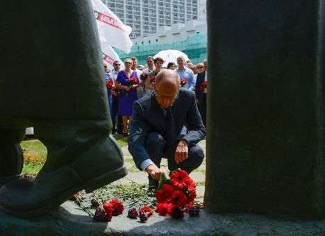 Яценюк отметил День скорби подальше от Азарова