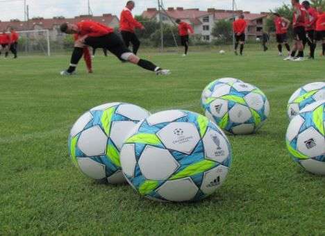 Футболистов опустят на землю