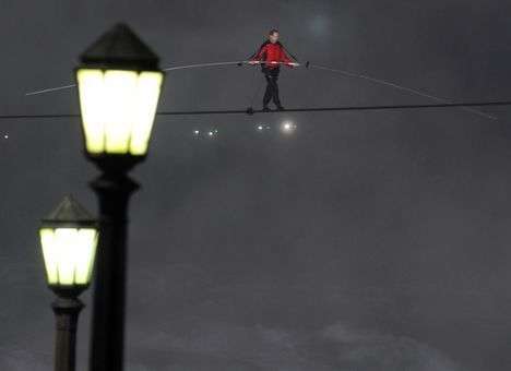 Американский канатоходец без страховки пересек Большой Каньон