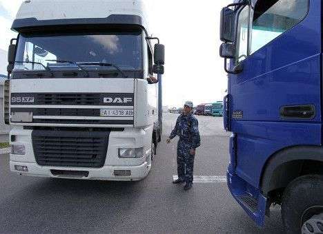 У Азарова определят, для какого транспорта закрыть дороги летом