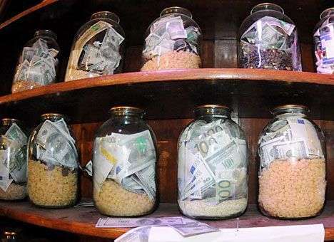 США обвалят гривню