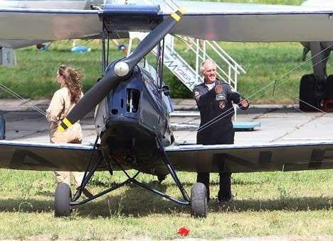 В Киев прибыл британский принц на ретро-самолете (ФОТО)