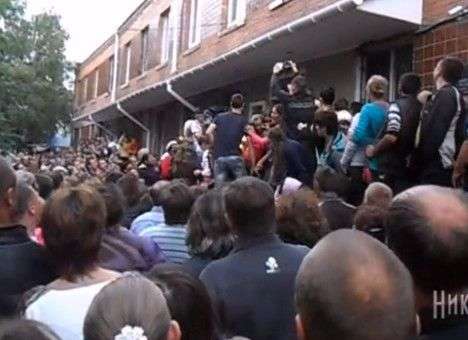 На Николаевщине жители ночью взяли штурмом райотдел милиции (ВИДЕО)