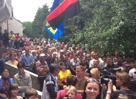 Во Врадиевке продолжаются протесты под стенами РОВД