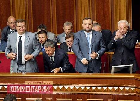 В Раду явился Азаров со свитой