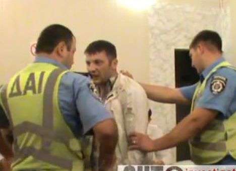 Пьяный в стельку таксист увидел черта в крымском гаишнике (ВИДЕО)