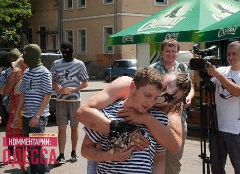 Протест голых клоунов против «джинсы» в Одессе едва не закончился дракой (ВИДЕО)