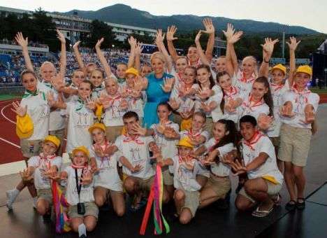 В «Артеке» звезды наградили талантливых детей-сирот (ФОТО)