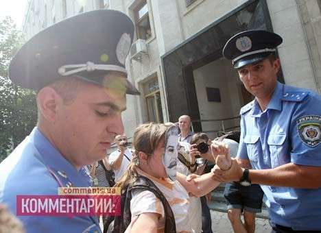 Под окнами Президента повязали четырех «картонных» диктаторов (ФОТО)