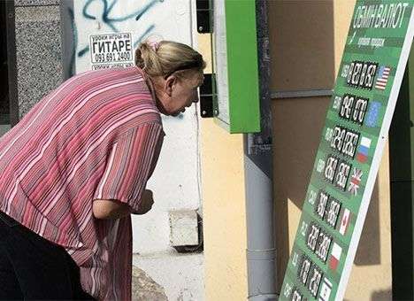 Украинцы продолжают избавляться от валюты