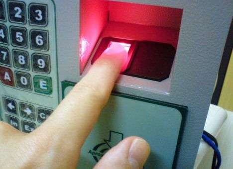 Британских школьников идентифицируют по отпечаткам пальцев