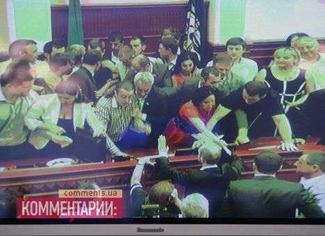 Оппозиционеры заблокировали трибуну Киевсовета