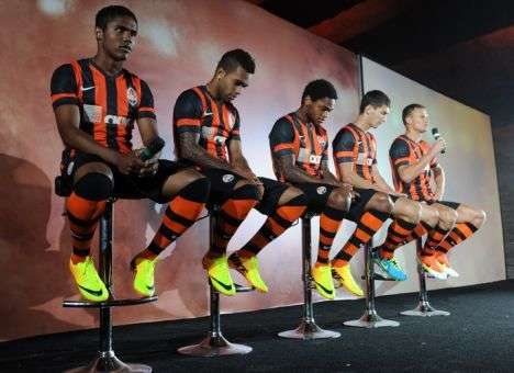 «Шахтер» представил новую форму «горняков» в соляной шахте (ФОТО)