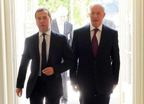 Медведев откровенно разъяснил Азарову куда идти правильно