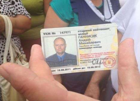 В Киеве люди грозятся устроить самосуд милиционеру за избиение девушки