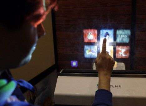 В Украину привезли безэкранный дисплей на основе капель воды