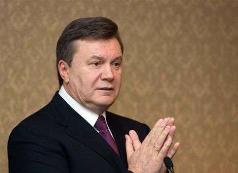 Президент Янукович из отпуска поручил Азарову найти денег на социальное «покращення»