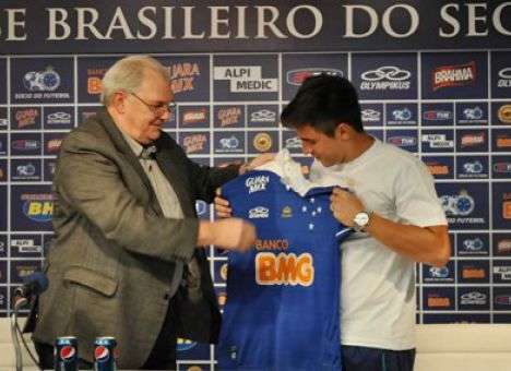 Виллиану вручили футболку «Крузейро» (ФОТО)