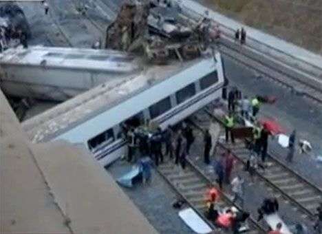 Число жертв крушения поезда в Испании выросло до 77 (ВИДЕО)