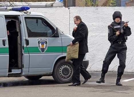 Нацбанк пересадит инкассаторов на бронемашины