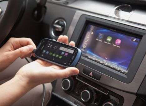 Монитор в автомобиле продублирует экран смартфона