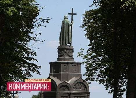 У памятника Владимиру оставили опасные провода и грязь вместо цветов (ФОТО)