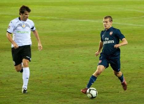 Футболист «Арсенала» устроился на работу в фаст-фуд