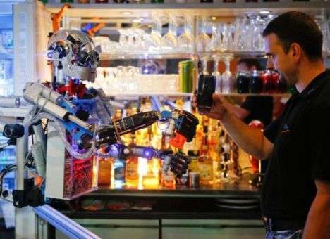 В немецком пабе клиентов обслуживает бармен-робот
