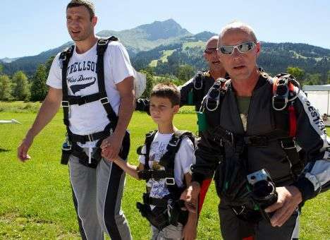 Как Кличко с парашютом прыгнул (ФОТО)