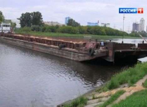 Пьяный экипаж на буксире перекрыл канал имени Москвы