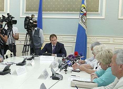 Попов собирает медиков, чтобы пожаловаться на оппозицию