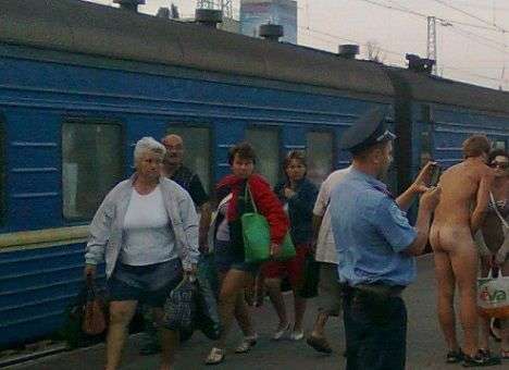 Двое парней доехали до Одессы голышом (ФОТО)